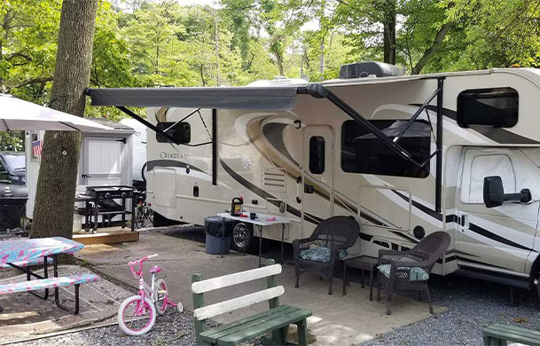 Premium pull-through RV campsite at Adventure Bound Eagles Peak